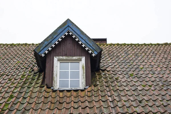 Techo Una Antigua Baldosa Con Una Acogedora Ventana Ático — Foto de Stock