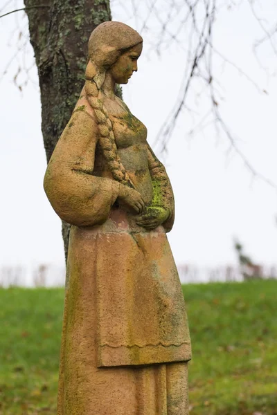 Ethnic Girl Statue Scythe — Stock Photo, Image