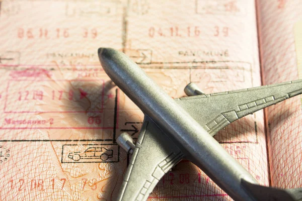 外国护照上的小型玩具飞机 — 图库照片