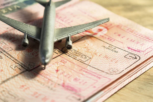外国护照上的小型玩具飞机 — 图库照片