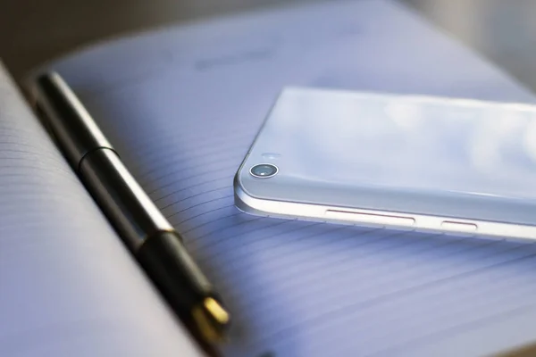 Wieczne Pióro Smartphone Okulary Leżą Notebooku — Zdjęcie stockowe