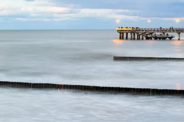 Muelle Hermoso Cielo Nublado Sobre Mar Larga Exposición —  Fotos de Stock