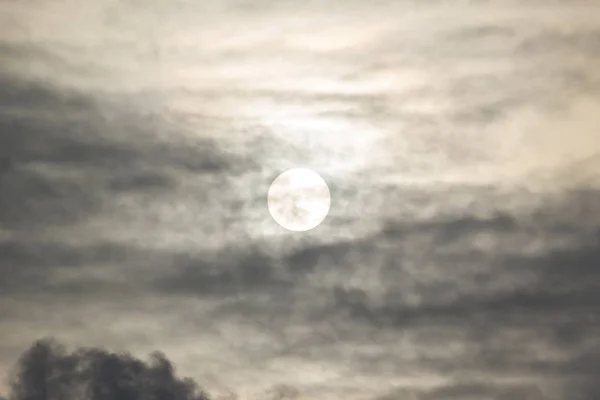 Gri Bulutlar Arkasında Güneş Disk — Stok fotoğraf