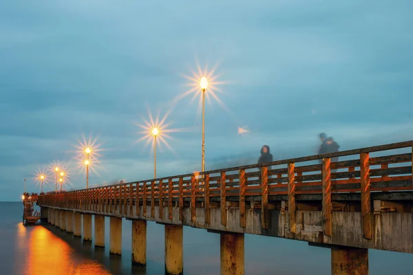 Pier Och Vacker Molnig Himmel Ovanför Havet Lång Exponering — Stockfoto