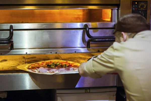 Joven Chef Restaurante Prepara Pizza — Foto de Stock