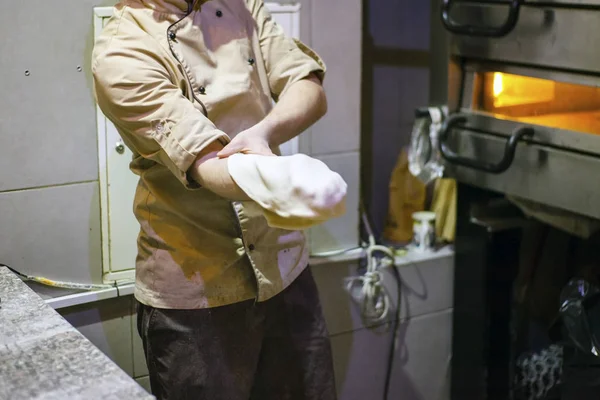Joven Chef Restaurante Prepara Pizza — Foto de Stock