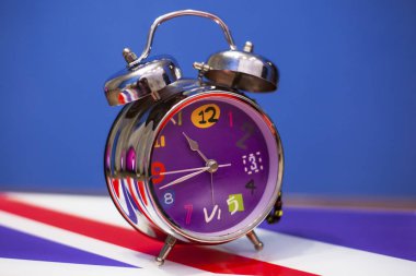 masanın üzerinde çan ile büyük çalar saat