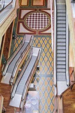 Alışveriş merkezinde yürüyen merdiven