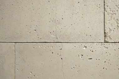 zemin taş döşeme, artalanları doku duvar