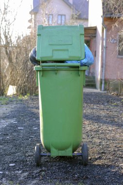 Evin yanındaki çöp konteyner