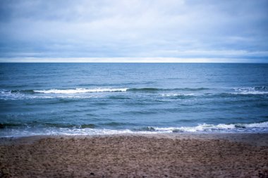 bir bulutlu gökyüzü altında soğuk deniz