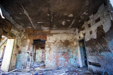 eski, terk edilmiş bir binada iç