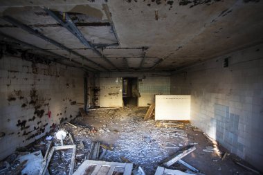 eski, terk edilmiş bir binada iç