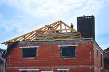 Yarım kalmış küçük tuğla ev, tonda