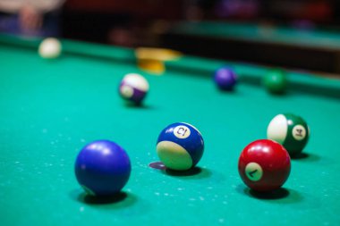 Masada bilardo topları var.