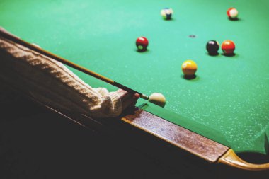 Bilardo, retro tonda kişi oynuyor