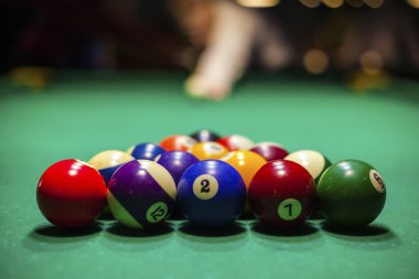 bulanık kişi bilardo oynuyor