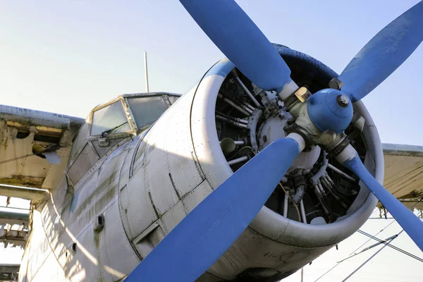 Schraube Und Cockpit Eines Alten Einmotorigen Flugzeugs — Stockfoto