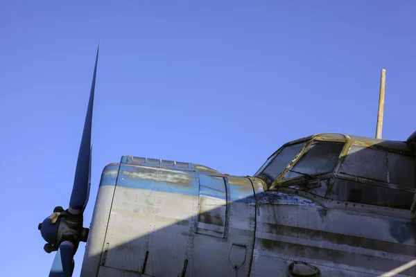 旧单引擎飞机的螺丝和驾驶舱 — 图库照片