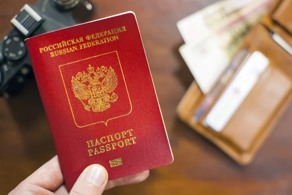 俄罗斯旅行护照在与钱包和照片摄像头的背景下 旅行费用 — 图库照片