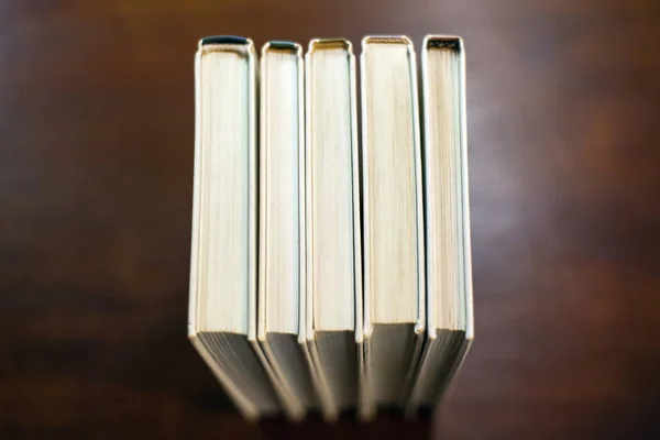 Uma Pilha Livros Mesa — Fotografia de Stock