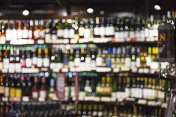 şişe şarap ve alkol bulanık görüntü deposundaki ürün yelpazesine