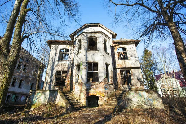 Mooie Oude Verwaarloosde Verlaten Huis Klassieke Gevel — Stockfoto