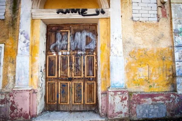 Старая Деревянная Дверь Заброшенном Доме — стоковое фото