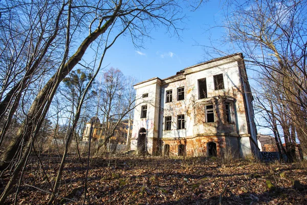 Bela Velha Casa Negligenciada Abandonada — Fotografia de Stock