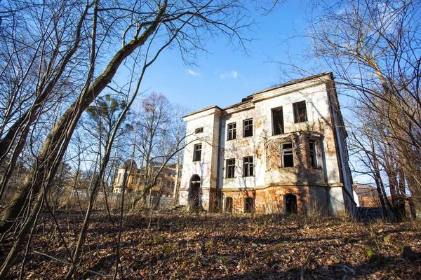 Красивий Старий Занедбаний Покинутий Будинок — стокове фото