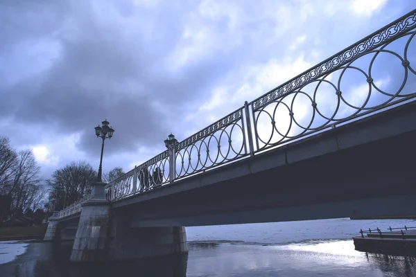 Steinbrücke Über Den Winterfluss Getönt — Stockfoto