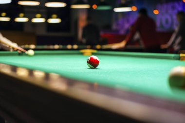 Masada bilardo topları var.