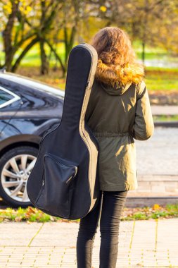 bir gitar bir durumda kızla