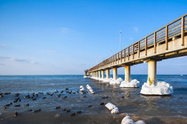 İskele ve soğuk, buz kaplı deniz