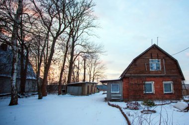 karlı bir avluya ile küçük eski ahşap ev