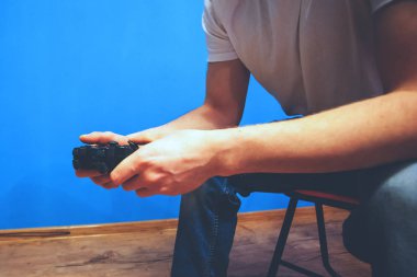 Genç adam tonda konsol çalış