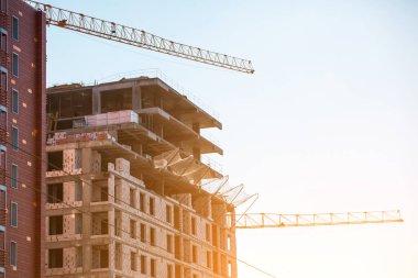 yapım aşamasında, tonda modern bir binada yakınındaki bir vinç