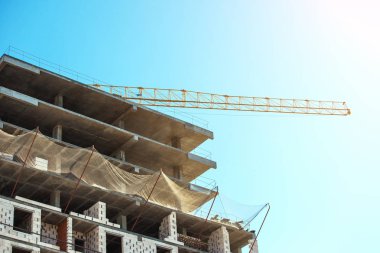 yapım aşamasında, tonda modern bir binada yakınındaki bir vinç