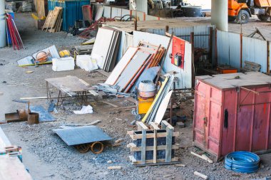 İnşaat ekipmanları ve malzemeleri inşaat sitesinde