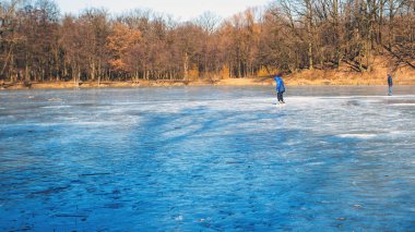 adam tonda bir donmuş gölde paten