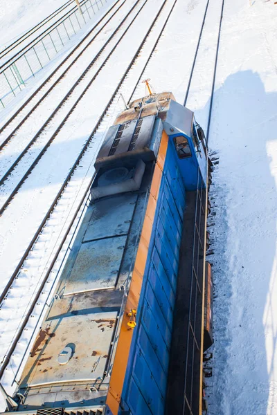 Blaue Lokomotive Fährt Schnee — Stockfoto