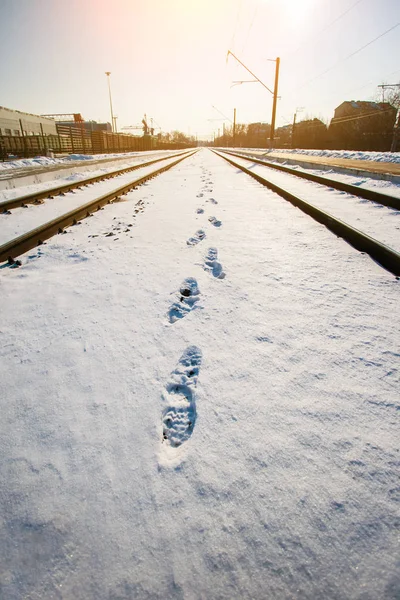 Spuren Auf Dem Schnee Die Die Ferne Zwischen Den Schienen — Stockfoto