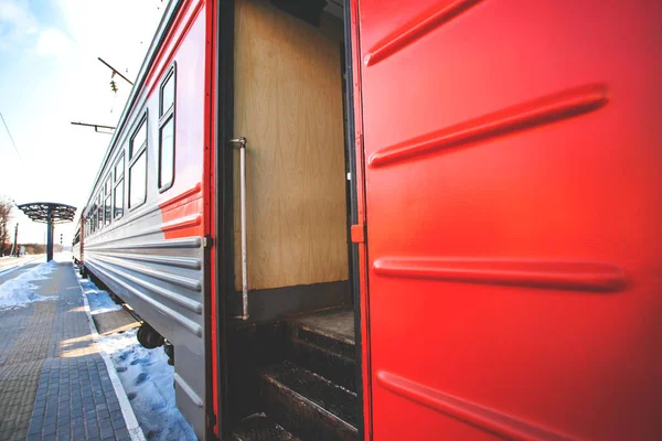 Trem Vermelho Está Perto Plataforma Com Portas Abertas Retro Tonificado — Fotografia de Stock