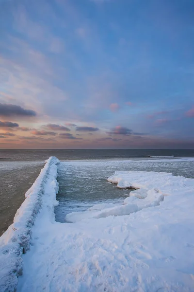 Brise Lames Enneigés Sur Une Plage Hiver Près Une Mer — Photo