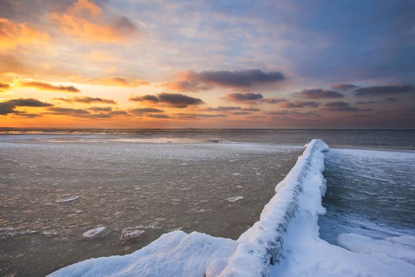 Rompeolas Cubiertas Nieve Una Playa Invierno Cerca Mar Frío Cubierto — Foto de Stock