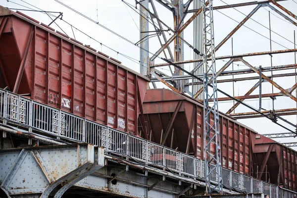Großer Güterzug Auf Der Eisenbahnbrücke — Stockfoto