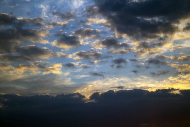 Bulutların ardında gün batımı