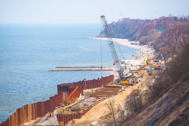 işçi ve ekipman Rıhtımlar üzerinde inşaat sahasında