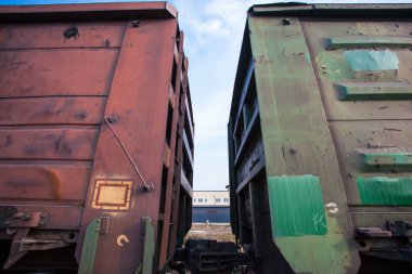 kompozisyon ve kaplin metal yük arabalar