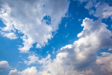 Büyük beyaz kümülüs bulut mavi gökyüzü karşı